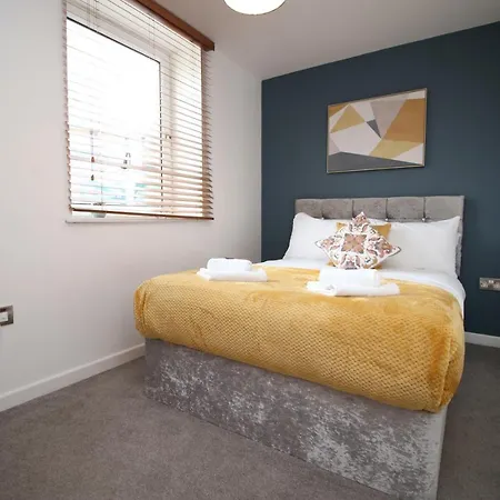 Clare Street Condo, By Staybc *